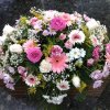 centro fúnebre de flores variadas