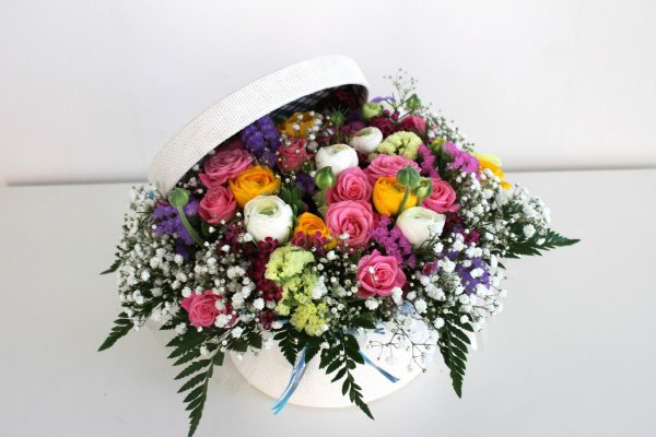 sombrerera de flores frescas silvestres variadas de colores