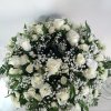 centro con forma de corona fúnebre de rosas blancas