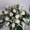 centro fúnebre de 24 rosas blancas