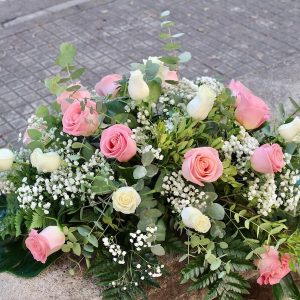 Centro fúnebre de rosas pequeño
