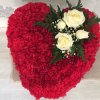 corazón rojo de claveles rojos con un detalle de rosas blancas