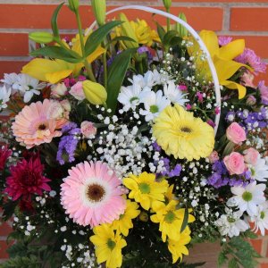 cesta de flores variadas