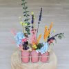 cesta lechera con flores secas de colores variados