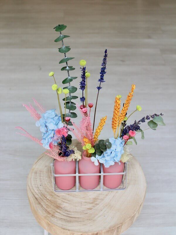 cesta lechera con flores secas de colores variados