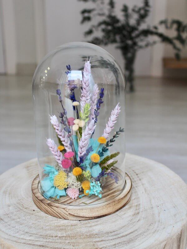 jardin de flores secas dentro de una urna de cristal