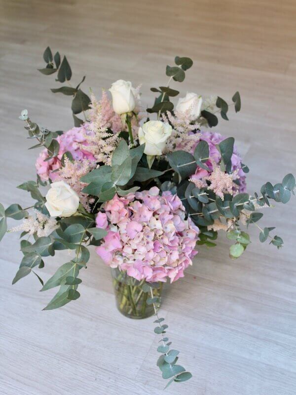 ramo con hortensias, rosas y astilbe