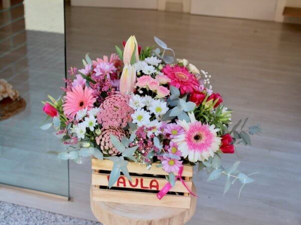 Caja de madera personalizada con flores de colores suaves para nacimiento en Valencia