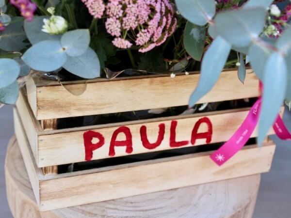 Caja de madera personalizada con flores de colores suaves para nacimiento en Valencia