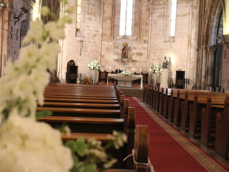 decoración de la iglesia San Juan del Hospital de Valencia con flores blancas