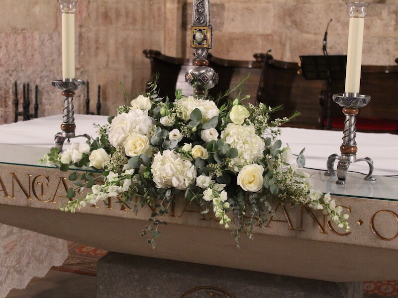 decoración de la iglesia San Juan del Hospital de Valencia con flores blancas