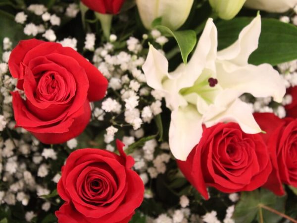 Ramo de rosas y lilium para regalar en Aldaia