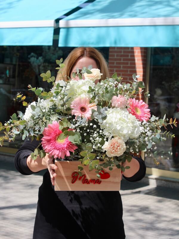 Caja de flores para mama ideal para regalar el día de la madre