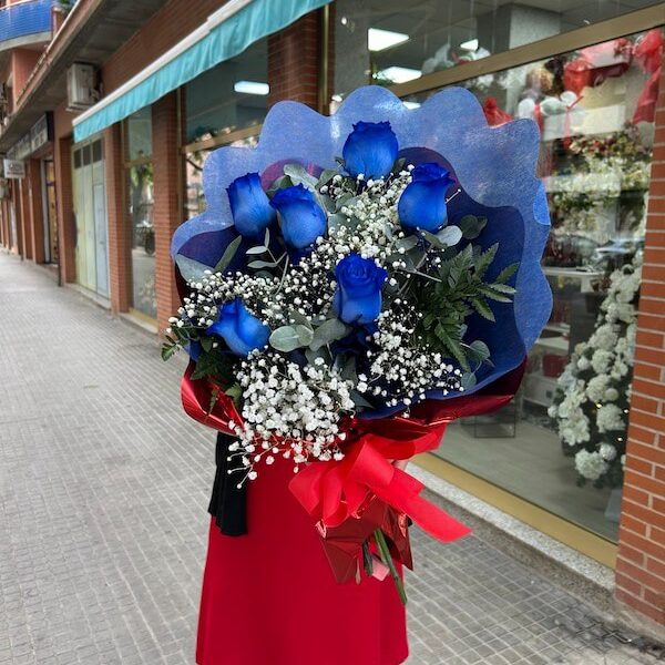 rosas-azules-rosas-seis Ramo de rosas azules frescas envueltas en papel decorativo