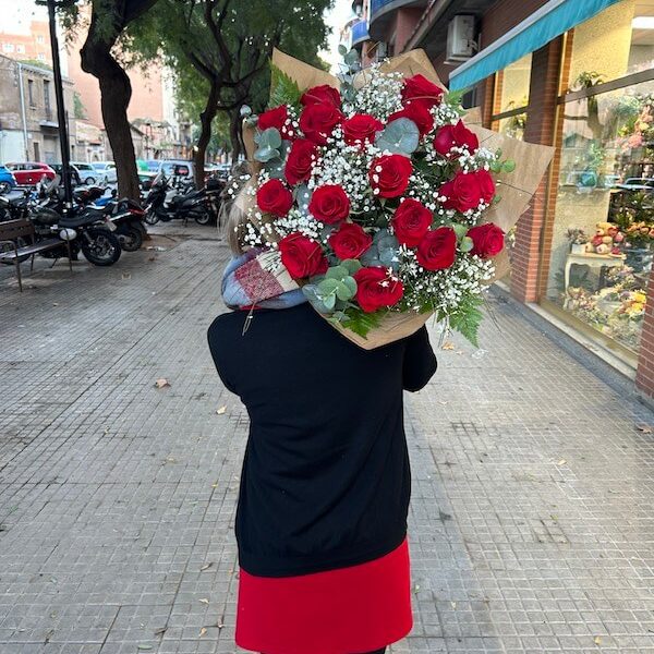 18-rosas-rojas-ramo ramo de dieciocho rosas naturales con verdes decorativos que realzan la belleza del trabajo floral