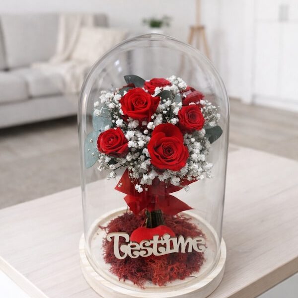 Ramo de rosas rojas eternas dentro de una cupula de cristal